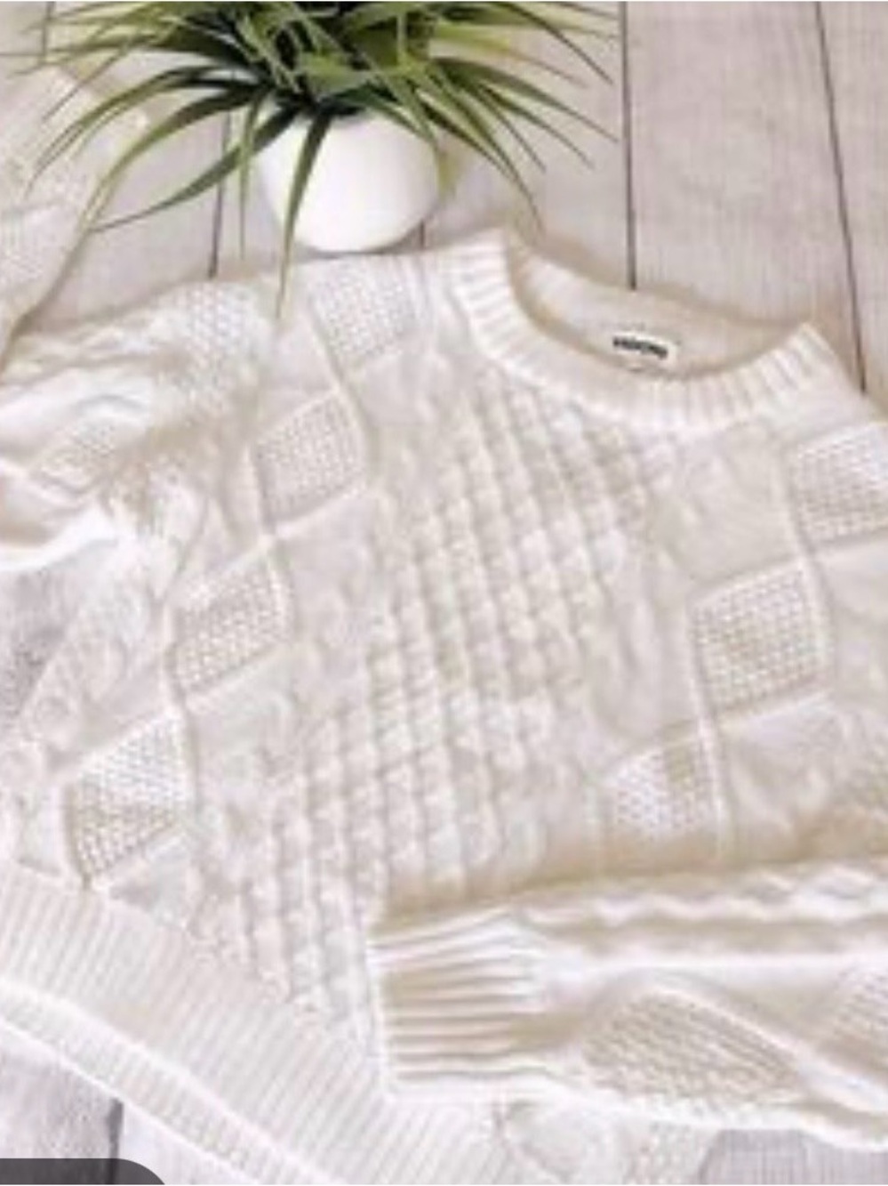 Vigoss cropped Cream Cable Knit Crewneck Sweater size Small excellent condition